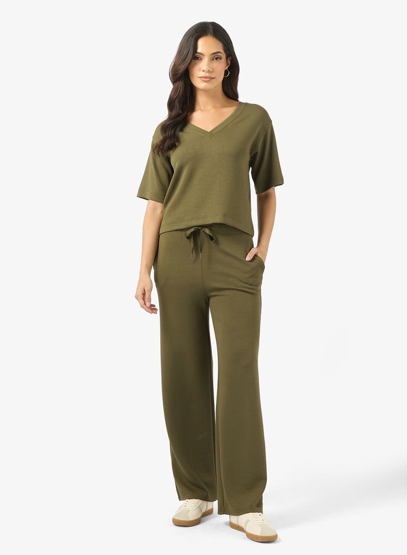 بلوزة بأكمام طويلة وياقة على شكل حرف