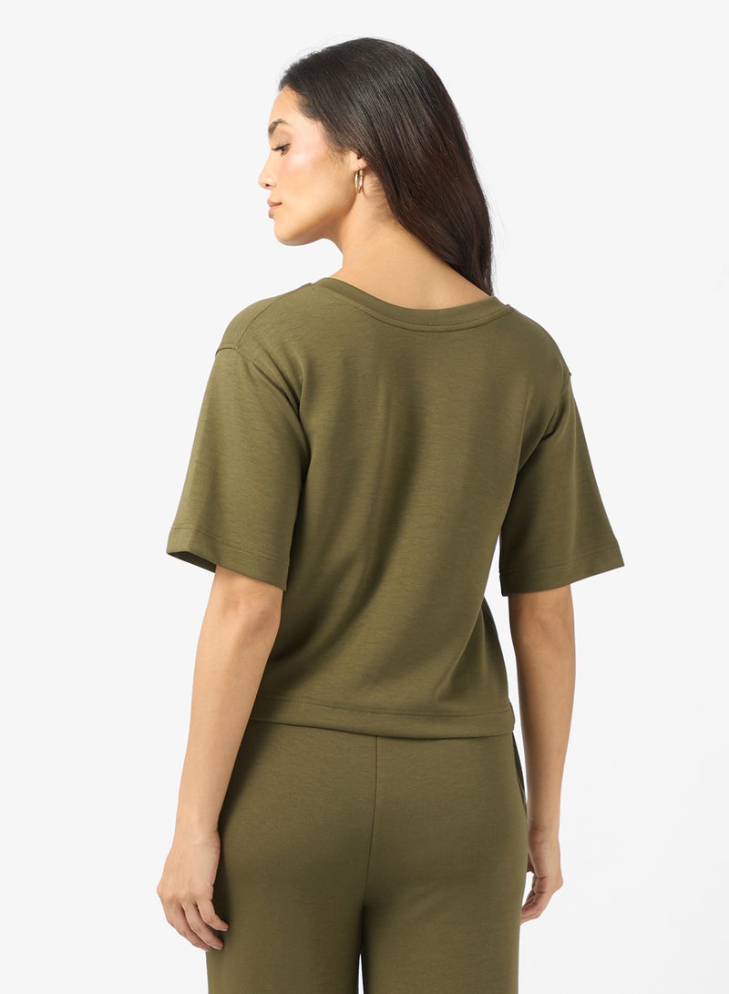 بلوزة بأكمام طويلة وياقة على شكل حرف