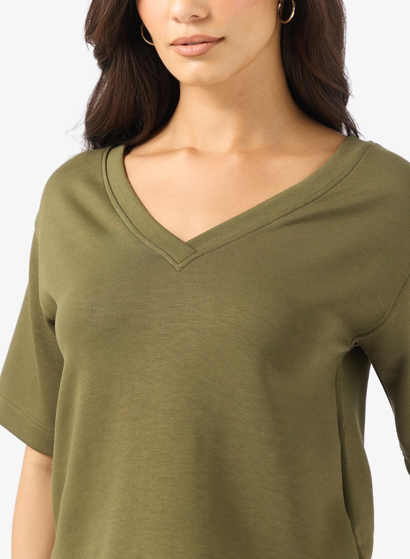 بلوزة بأكمام طويلة وياقة على شكل حرف