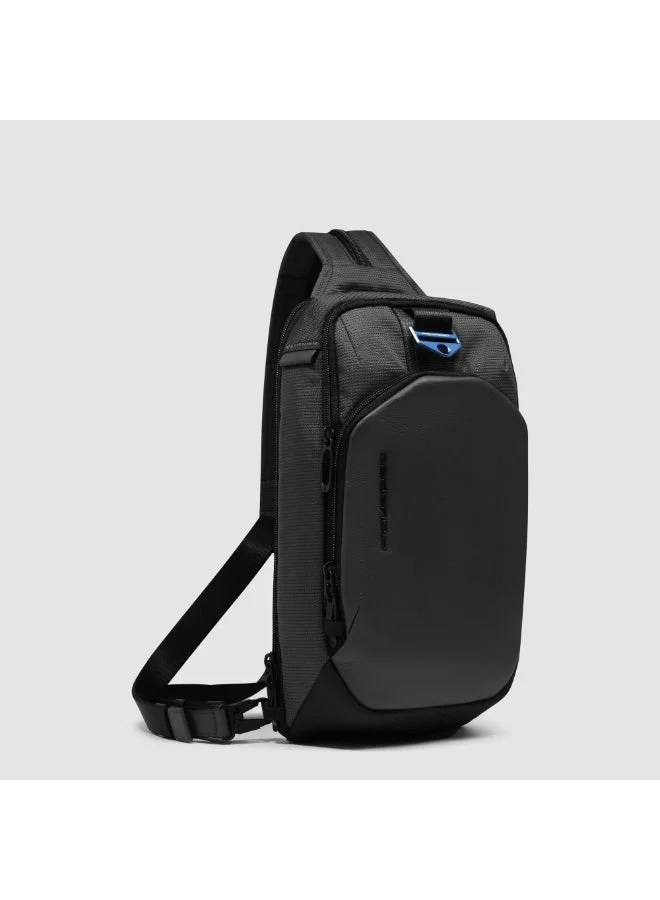 بيكوادرو حقيبة كتف قابلة للتحويل Piquadro CA6632S137 لجهاز iPad mini مع حماية RFID، مصنوعة من قماش معاد تدويره، ويمكن استخدامها كحقيبة كروس بودي أو حقيبة ظهر