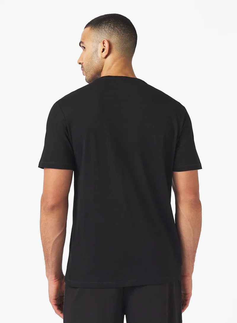 جس Short Sleeve Crew Neck  Gueshort Sleeve Triangle T-Shirt