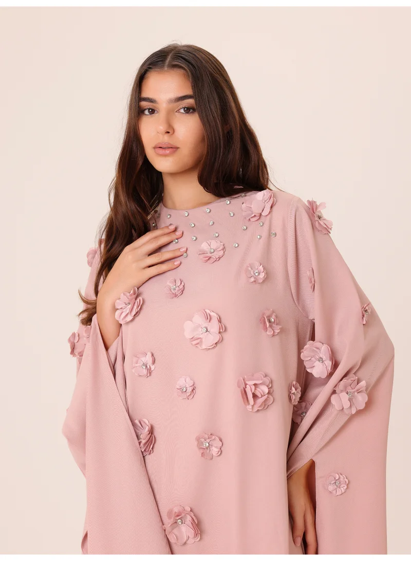 اكسا جلابية أنيقة مزينة بزهور ثلاثية الأبعاد وتفاصيل كريستال وأكمام ملكية