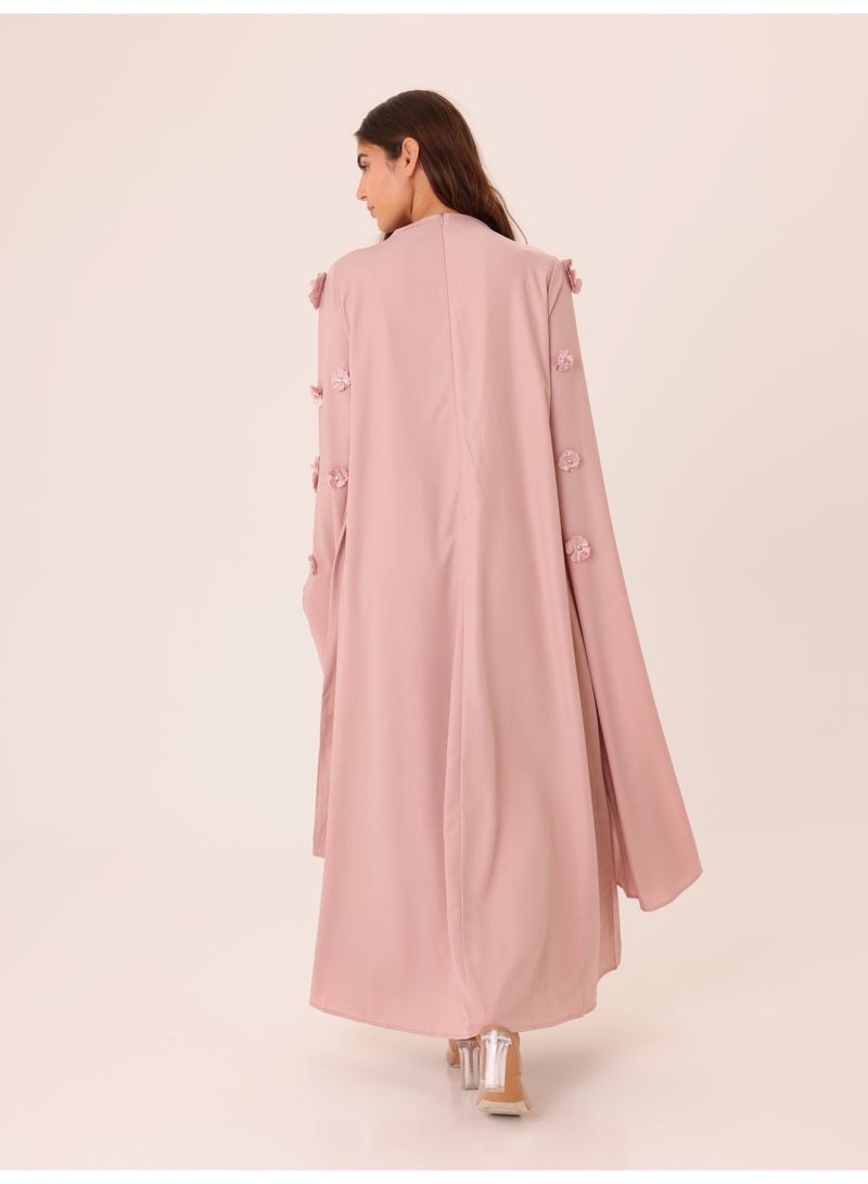 اكسا جلابية أنيقة مزينة بزهور ثلاثية الأبعاد وتفاصيل كريستال وأكمام ملكية - Image 4