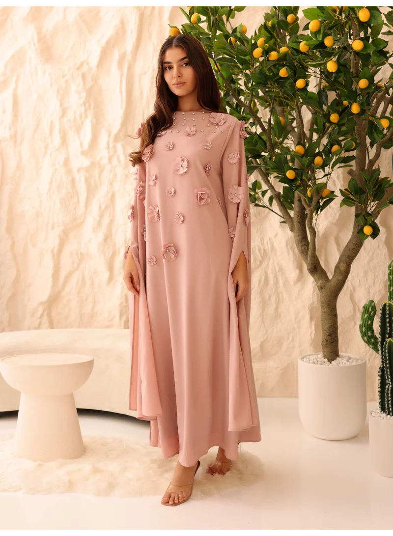 اكسا جلابية أنيقة مزينة بزهور ثلاثية الأبعاد وتفاصيل كريستال وأكمام ملكية