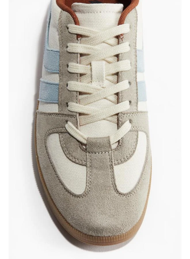 اتش اند ام أحذية رياضية