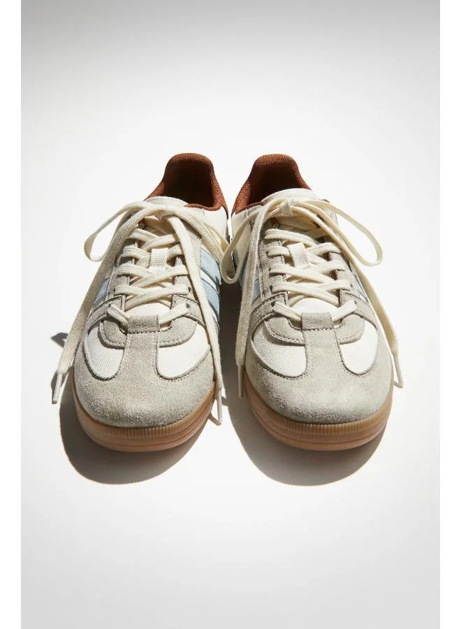 اتش اند ام أحذية رياضية