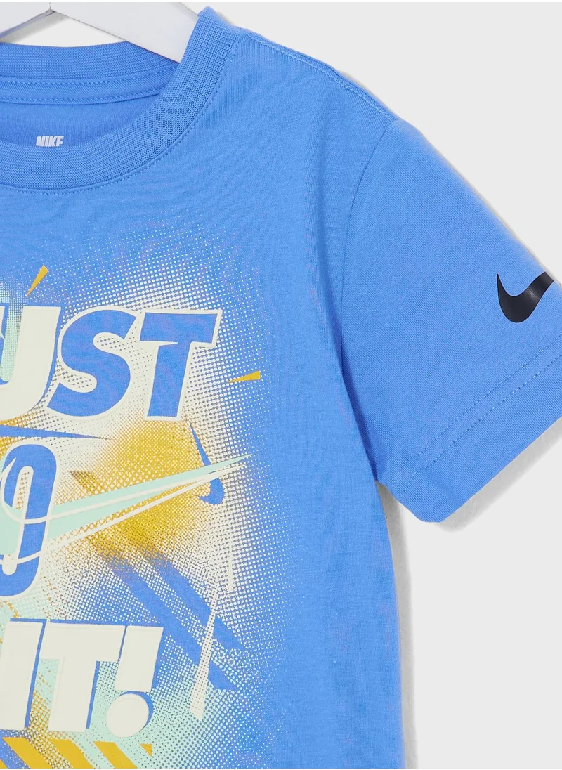 نايكي تيشيرت أساسي مطبوع بعبارة "Just Do It" للأطفال