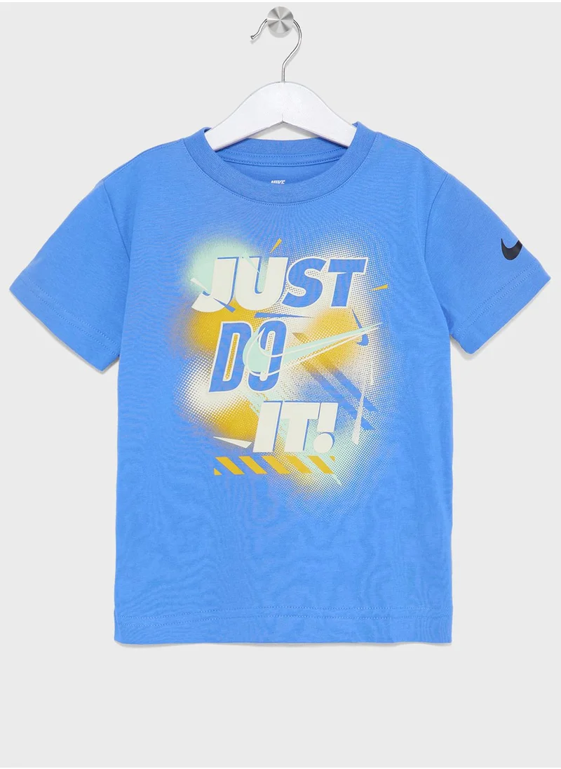 نايكي تيشيرت أساسي مطبوع بعبارة "Just Do It" للأطفال