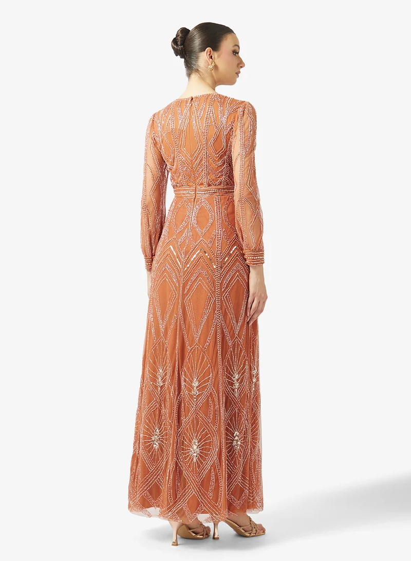 اميليا روز فستان ماكسي مزين بياقة على شكل حرف