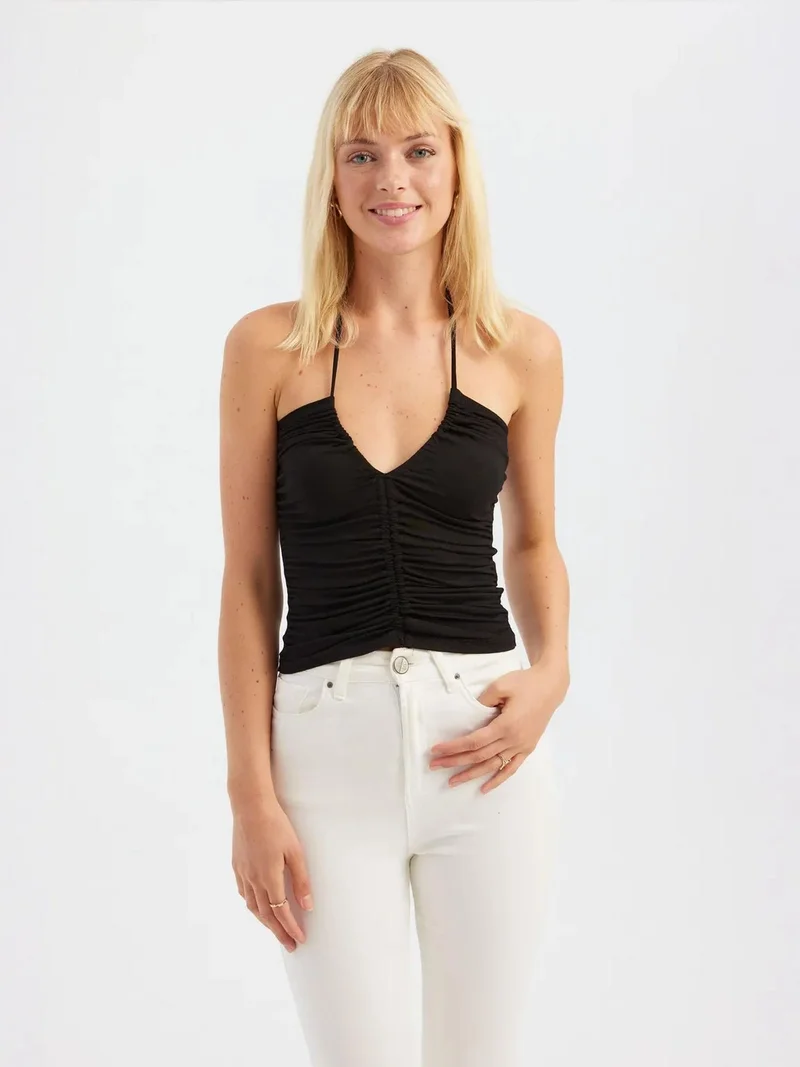 زوبعة بلوزة بحمالات وياقة على شكل حرف