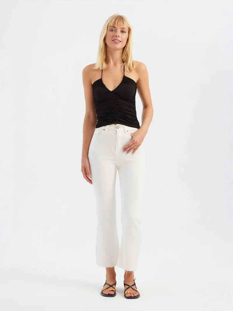 زوبعة بلوزة بحمالات وياقة على شكل حرف