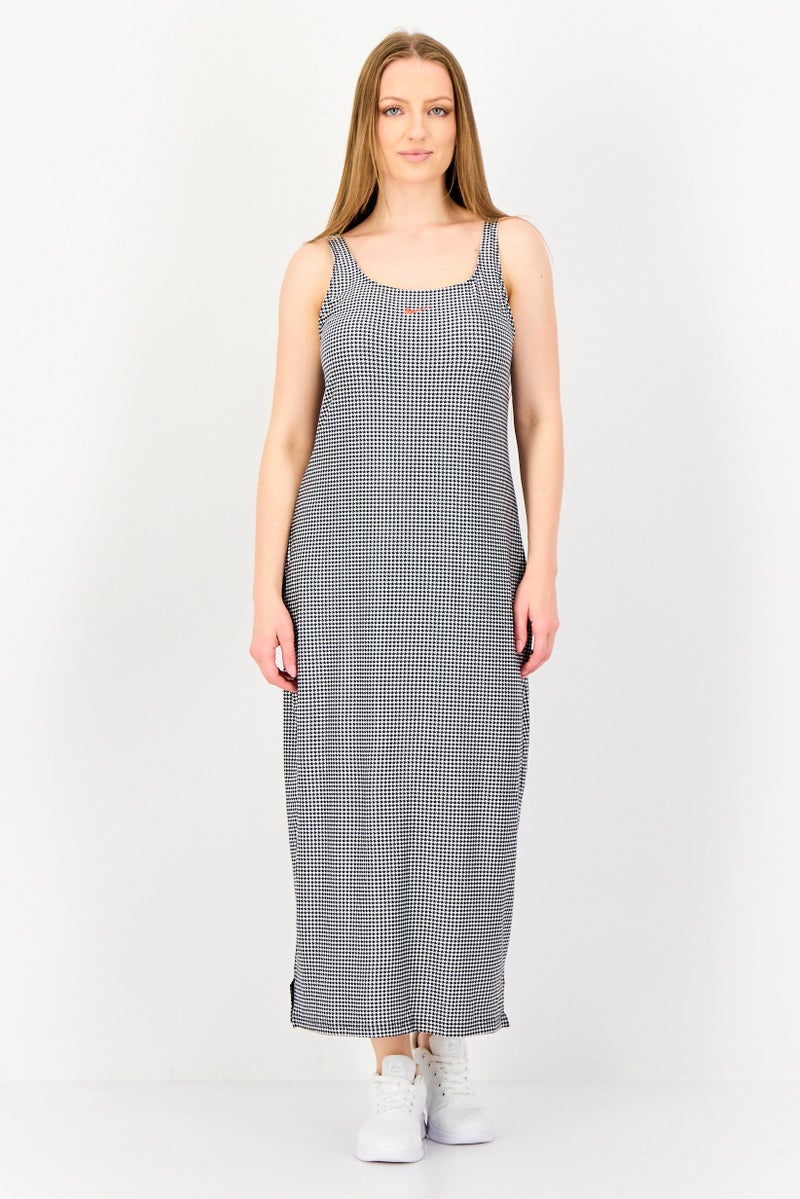 Nike فستان رياضي نسائي بلا أكمام مناسب للخارج، متعدد الألوان - Image 1