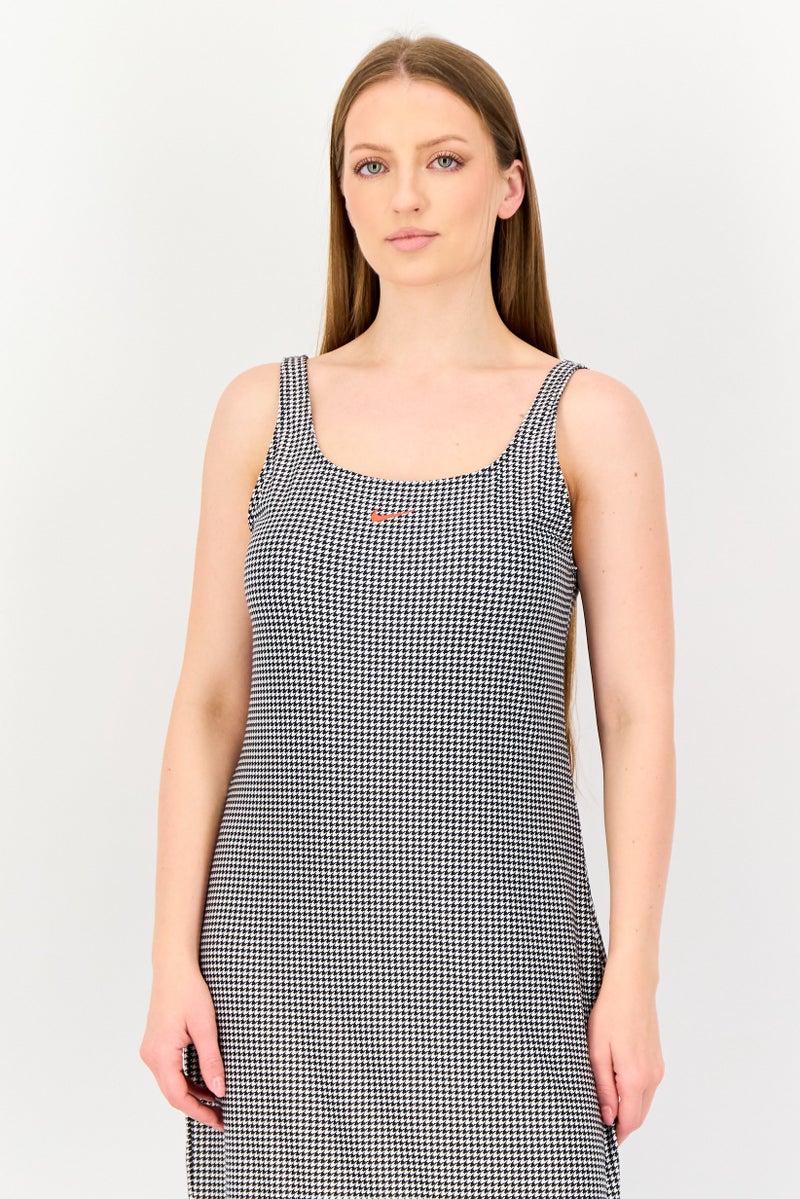 Nike فستان رياضي نسائي بلا أكمام مناسب للخارج، متعدد الألوان - Image 2