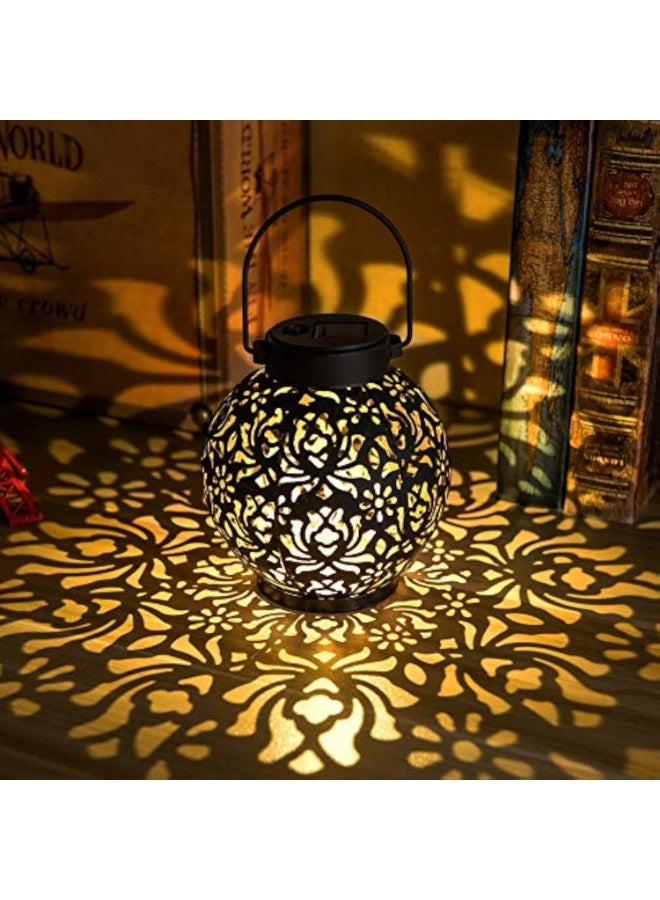 Arabest عبوة 2 من مصابيح الفوانيس الشمسية الخارجية المعدنية LED الزخرفية للحديقة والفناء والساحة والعشب والطاولة بتصميم مجوف (أسود) - Image 1