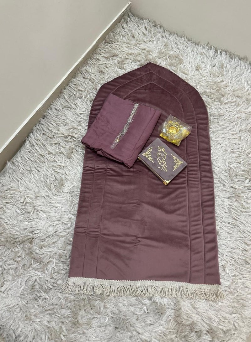 A prayer rug set consisting of 5 pieces, a quilted rug, a prayer sheet, an incense burner, a rosary, and a Qur’an suitable for a gift. - Image 2