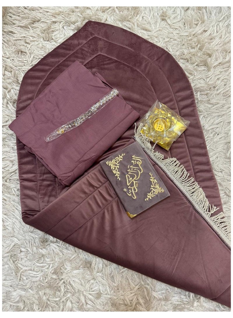 A prayer rug set consisting of 5 pieces, a quilted rug, a prayer sheet, an incense burner, a rosary, and a Qur’an suitable for a gift. - Image 3