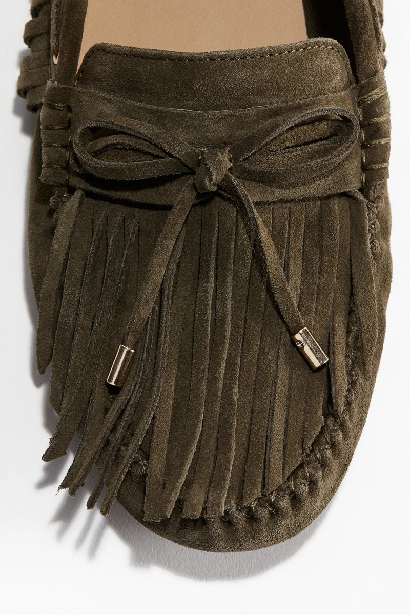 اتش اند ام حذاء لوفر من جلد سويدي مزين بشراشيب