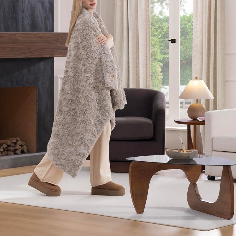 أوغ UGG – بطانية Adalee: بطانية ناعمة مصنوعة من فرو صناعي، بلون أويستر - Image 2