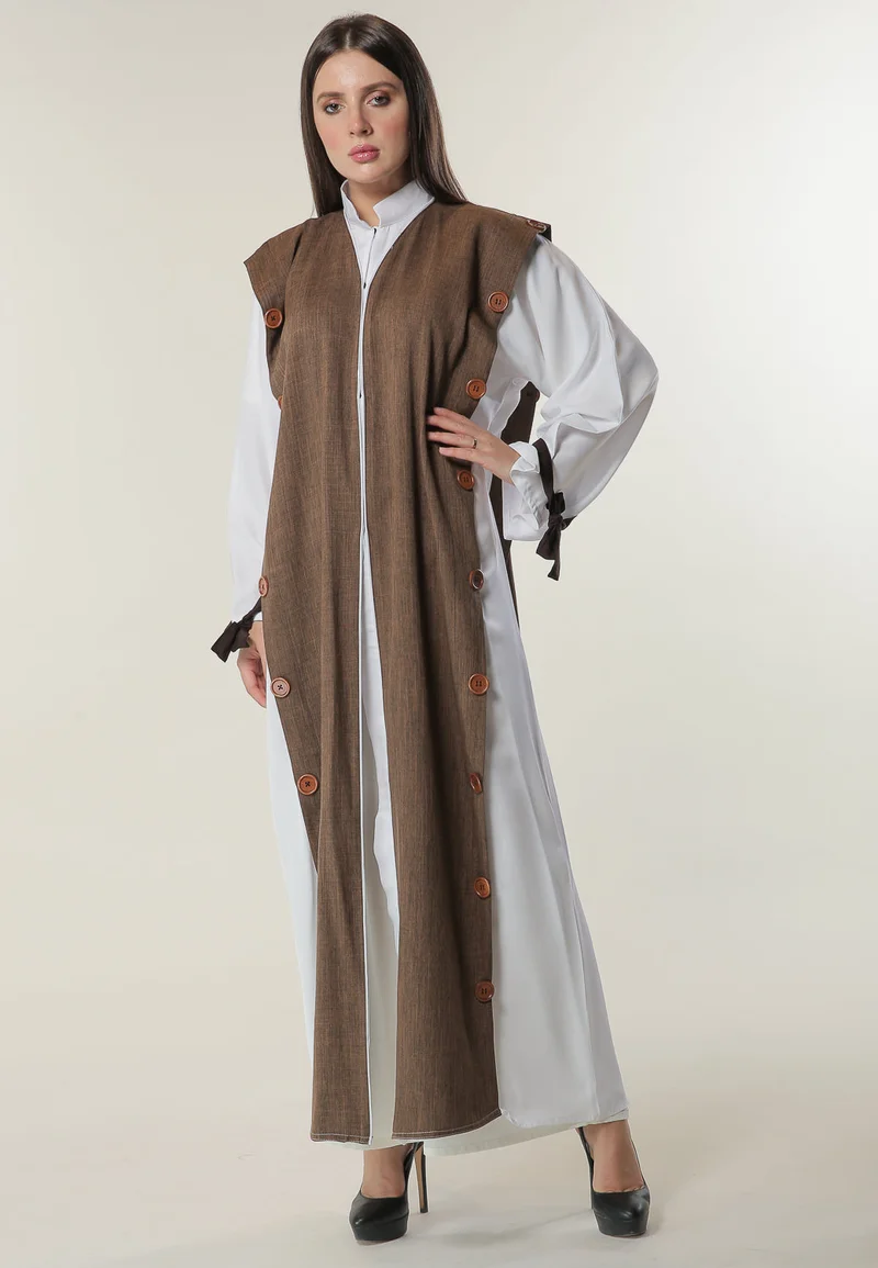 Moistreet Button Detailed Abaya