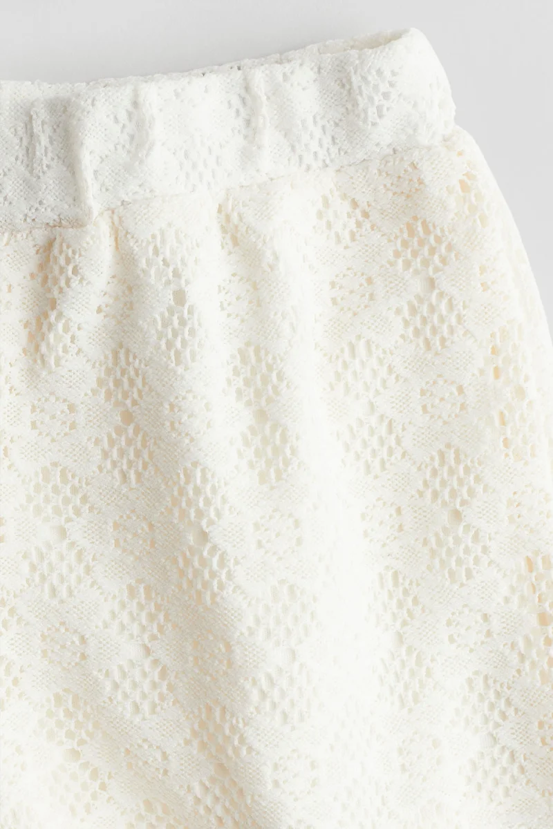 اتش اند ام شورت بتصميم سهل الارتداء