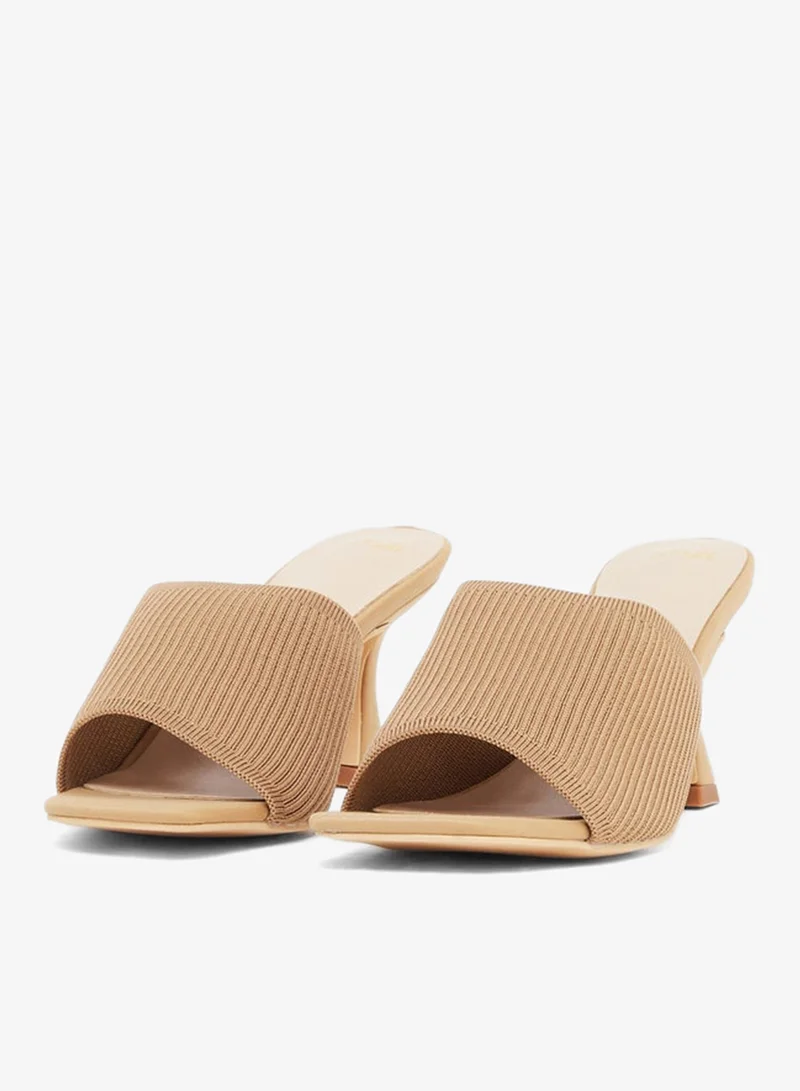 ستايلي صنادل بكعب ستيليتو مفتوحة من الأمام بنقوش بارزة