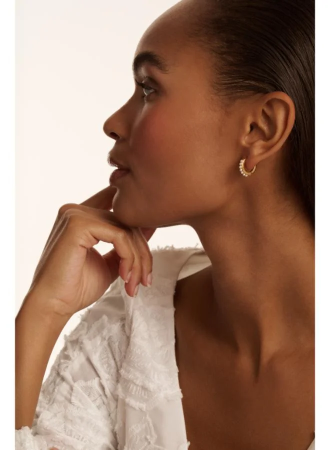 تيد بيكر PERSIA: Pearl Huggie Earrings