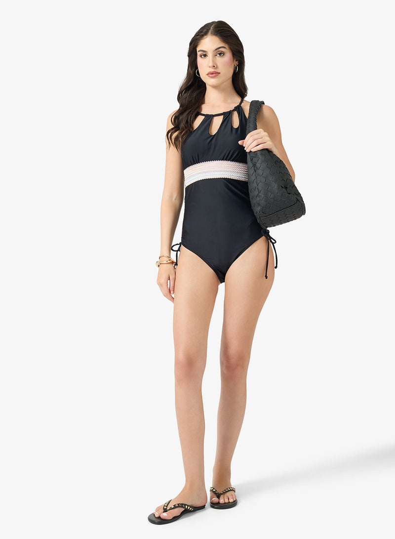 ايلا صدرية سباحة بياقة هالتر وتفاصيل ربط - Image 4