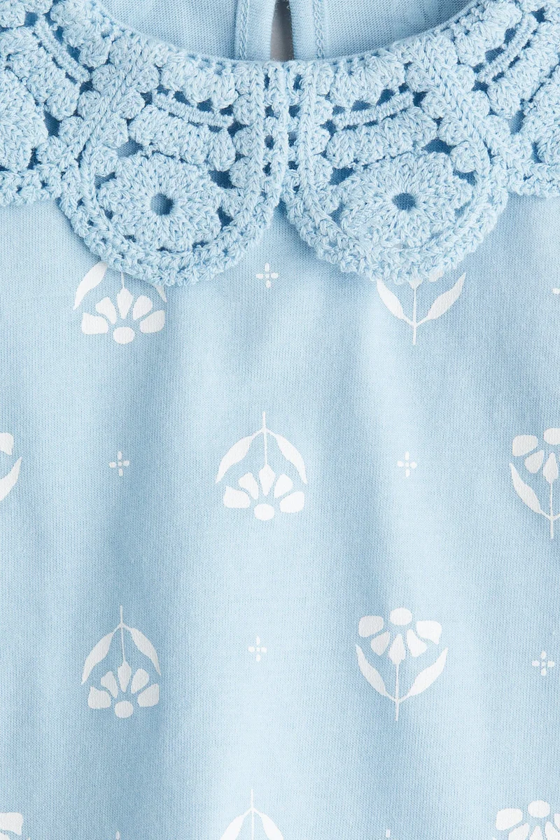 اتش اند ام بلوزة بقبة من نسيج بنمط كروشيه