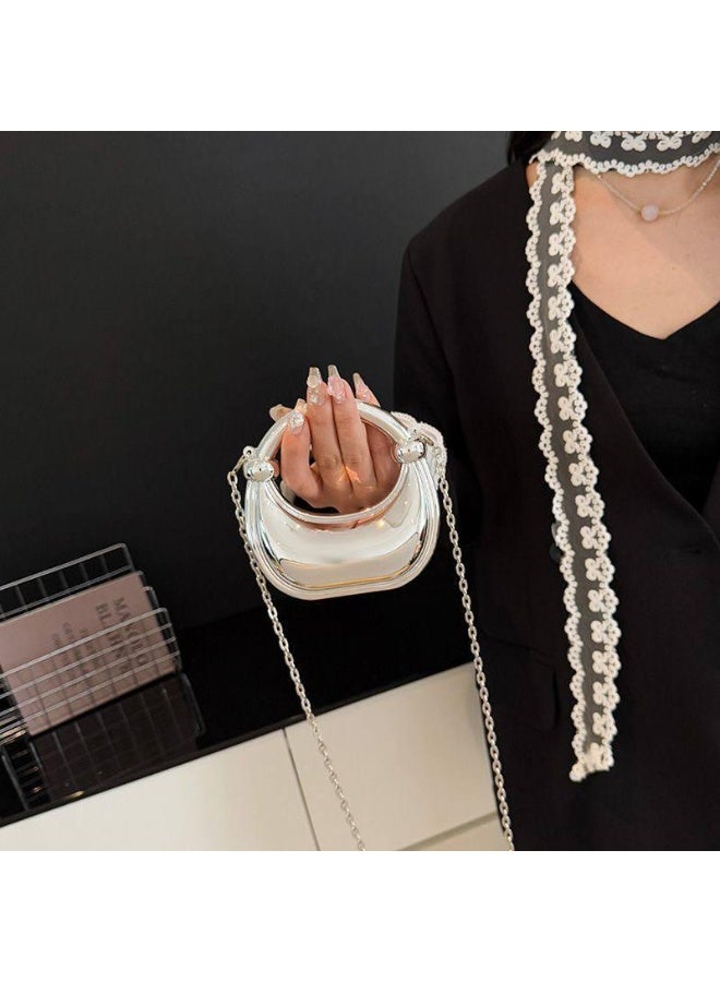 شنطة يد نسائية ميتالك ڤرنيه صغيرة بخامة معدن لامعة تضيف لمسة فخامة وأناقة لأي لوك. تصميم عصري وخفيف، مثالية للمناسبات، الأعياد، والسهرات والخروجات اليومية. عملية وأنيقة وسهلة الحمل - Image 2