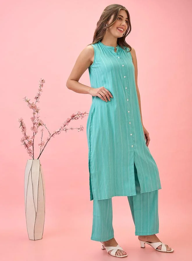 جلو باص طقم كورتا للعمل بياقة ماندارين وفتحة أمامية بحافة واسعة مع بنطال