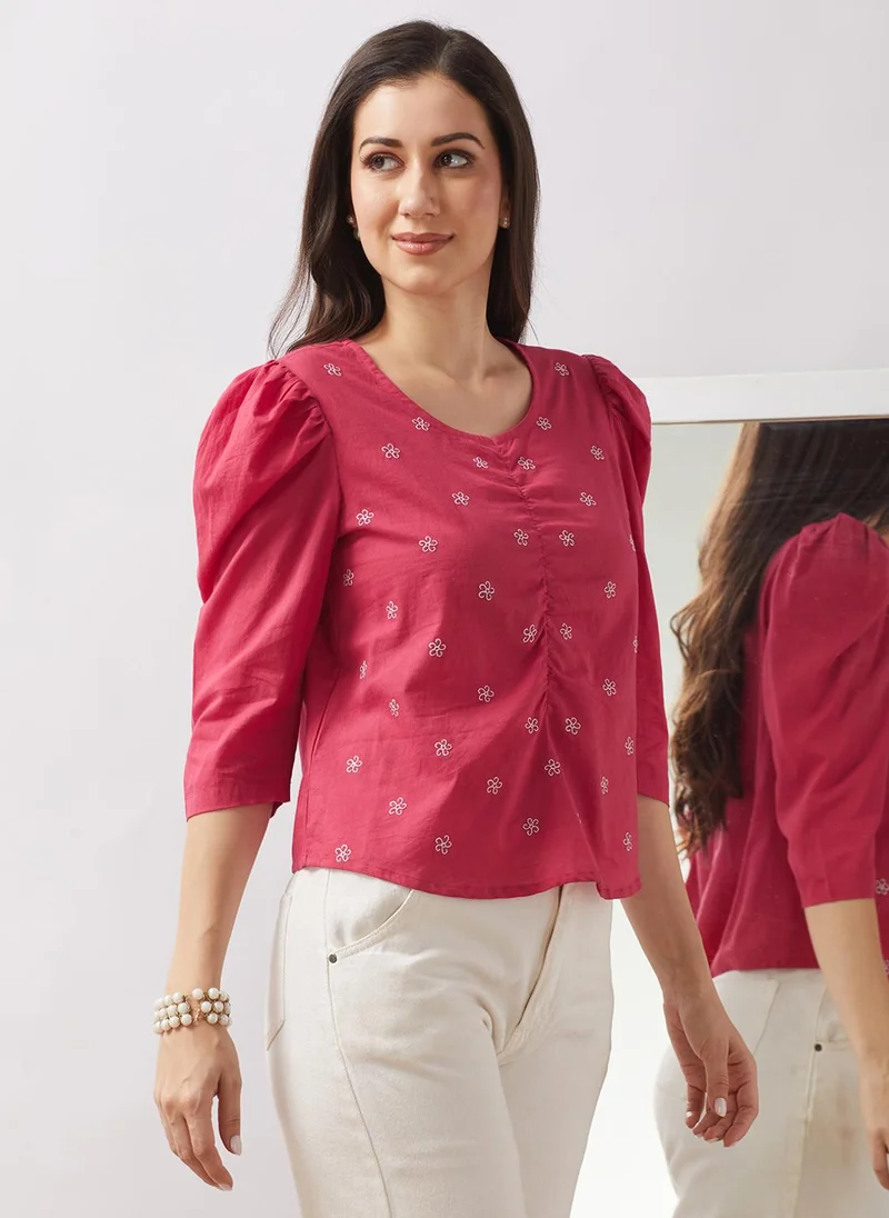 جلو باص بلوزة نسائية جلووبس وردي بأكمام منفوشة وتطريز زهري وتفاصيل مجمعة