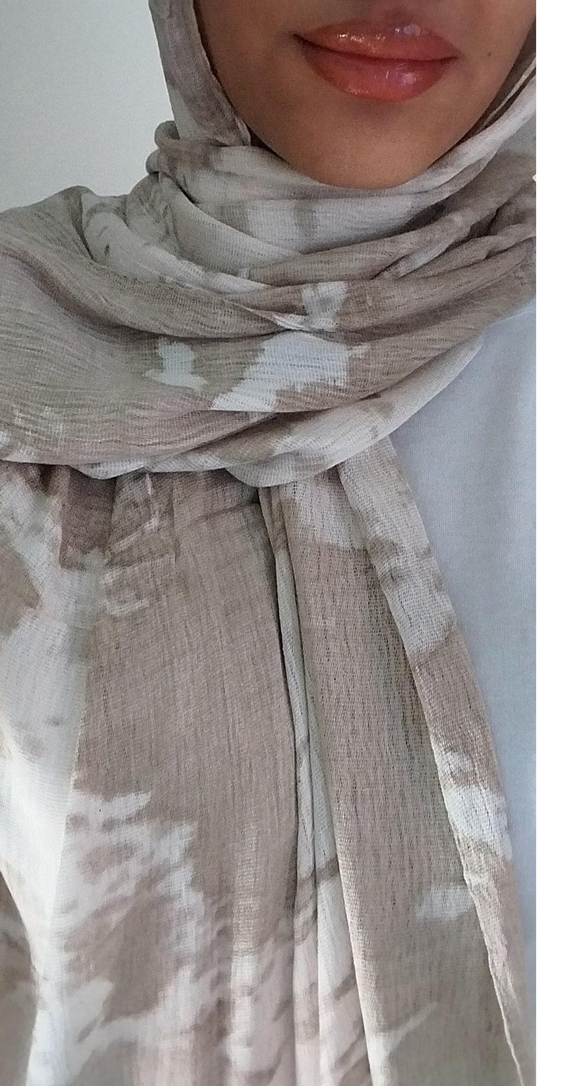 Luxuria This olive and off-white safari tie-dye linen scarf features a modern design that combines simplicity and elegance. Made from a soft, lightweight, and flowing fabric, it provides all-day comfort and is easy to wrap and stay in place, making it suitable for various everyday and casual looks. - Image 2