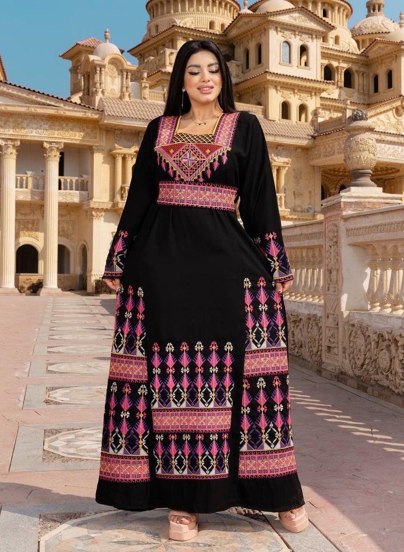 A sophisticated Saudi embroidered galabiya  - Image 1