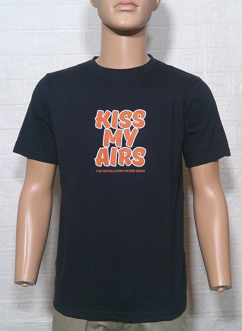 تي شيرت مطبوع عليه KISS MY AIRS 01 برقبة على شكل حرف R للجنسين  - Image 2