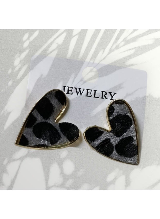 حلق قلب بتصميم تايجر أنيق  باللون الذهبي خامة عالية الجودة مقاومة للصدأ والتغير، يضفي لمسة عصرية وجذابة تناسب الإطلالات اليومية والسهرات - Image 2