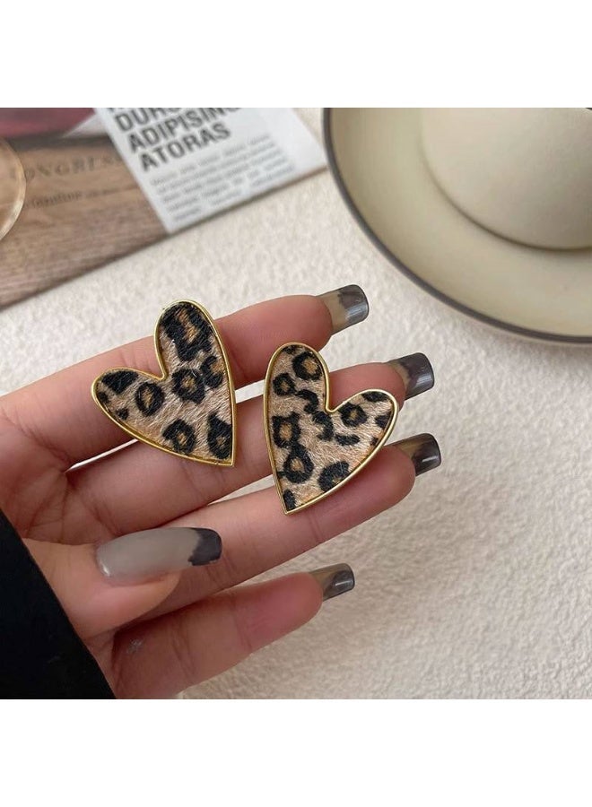 حلق قلب بتصميم تايجر أنيق  باللون الذهبي خامة عالية الجودة مقاومة للصدأ والتغير، يضفي لمسة عصرية وجذابة تناسب الإطلالات اليومية والسهرات - Image 4