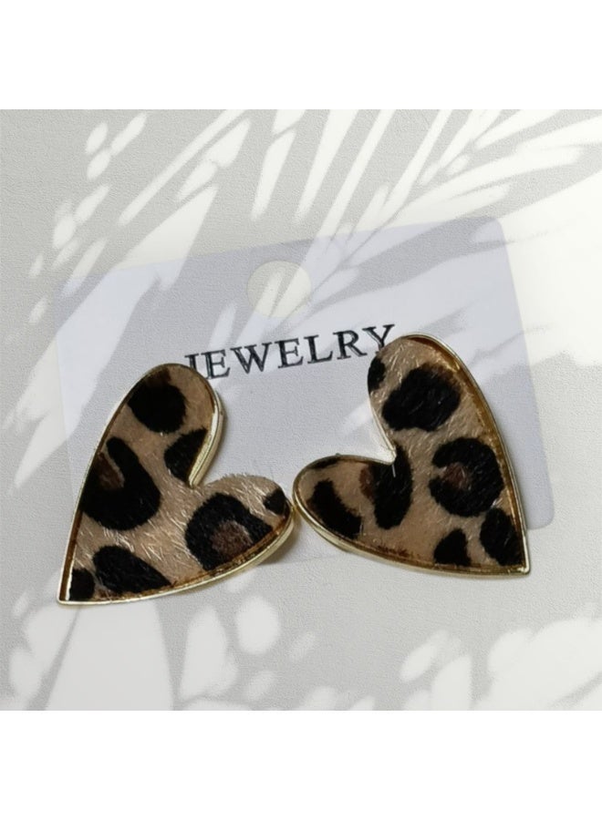 حلق قلب بتصميم تايجر أنيق  باللون الذهبي خامة عالية الجودة مقاومة للصدأ والتغير، يضفي لمسة عصرية وجذابة تناسب الإطلالات اليومية والسهرات - Image 1