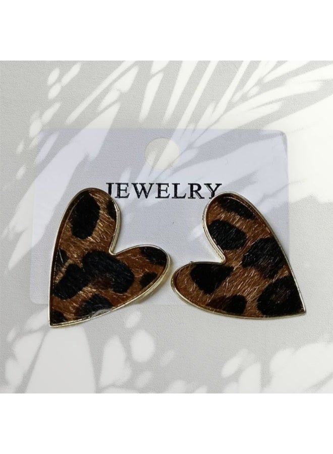 حلق قلب بتصميم تايجر أنيق  باللون الذهبي خامة عالية الجودة مقاومة للصدأ والتغير، يضفي لمسة عصرية وجذابة تناسب الإطلالات اليومية والسهرات - Image 3