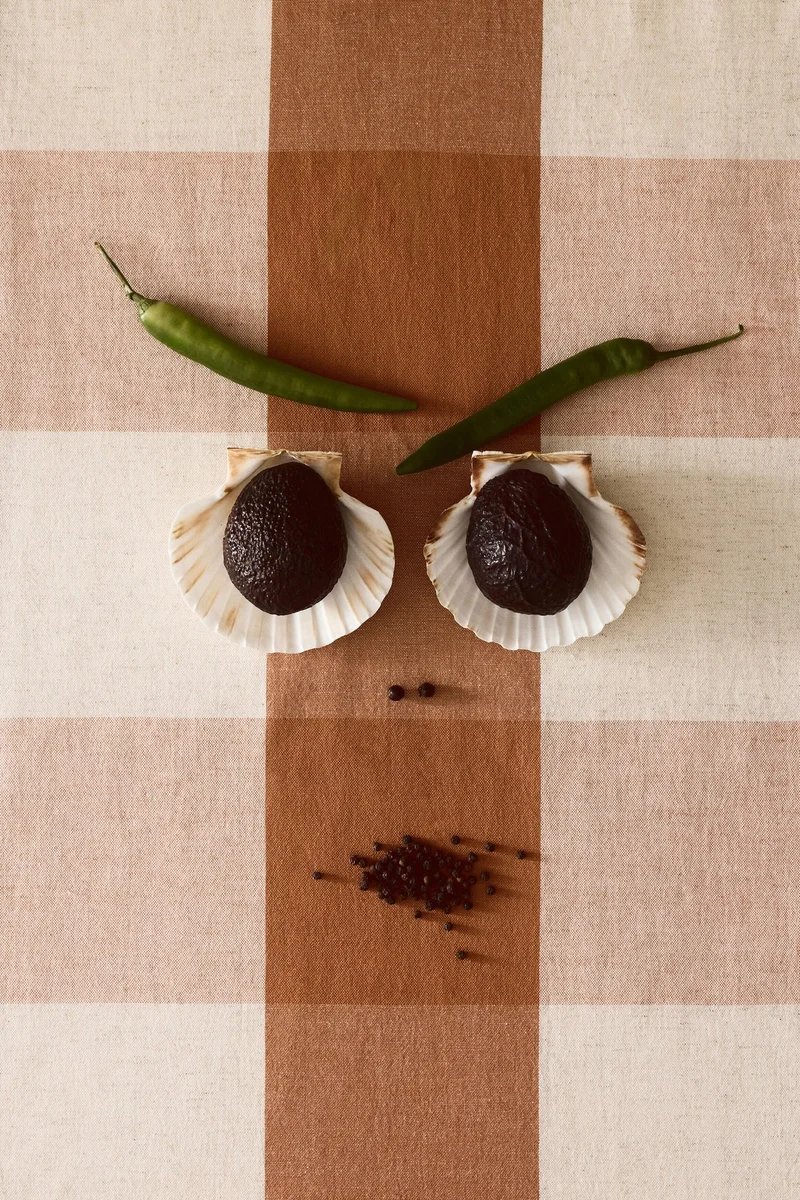 اتش اند ام مفرش طاولة من مزيج الكتان