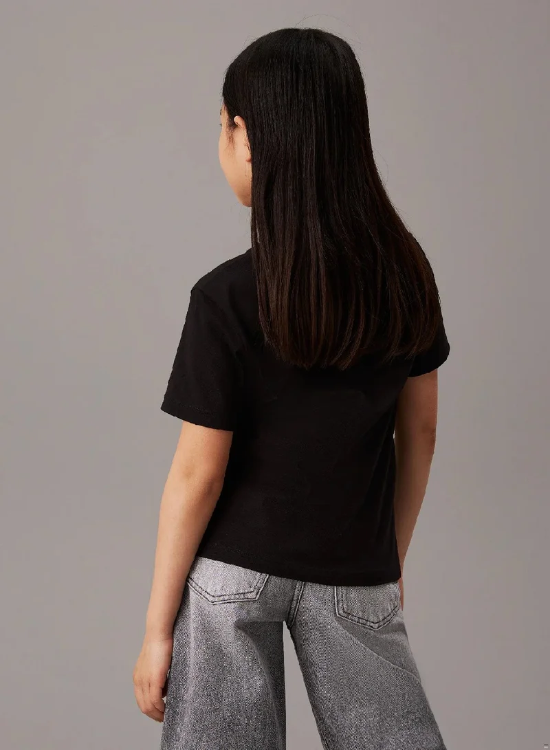 كالفن كلاين جينز تيشرت للأطفال مزين بشعار العلامة التجارية