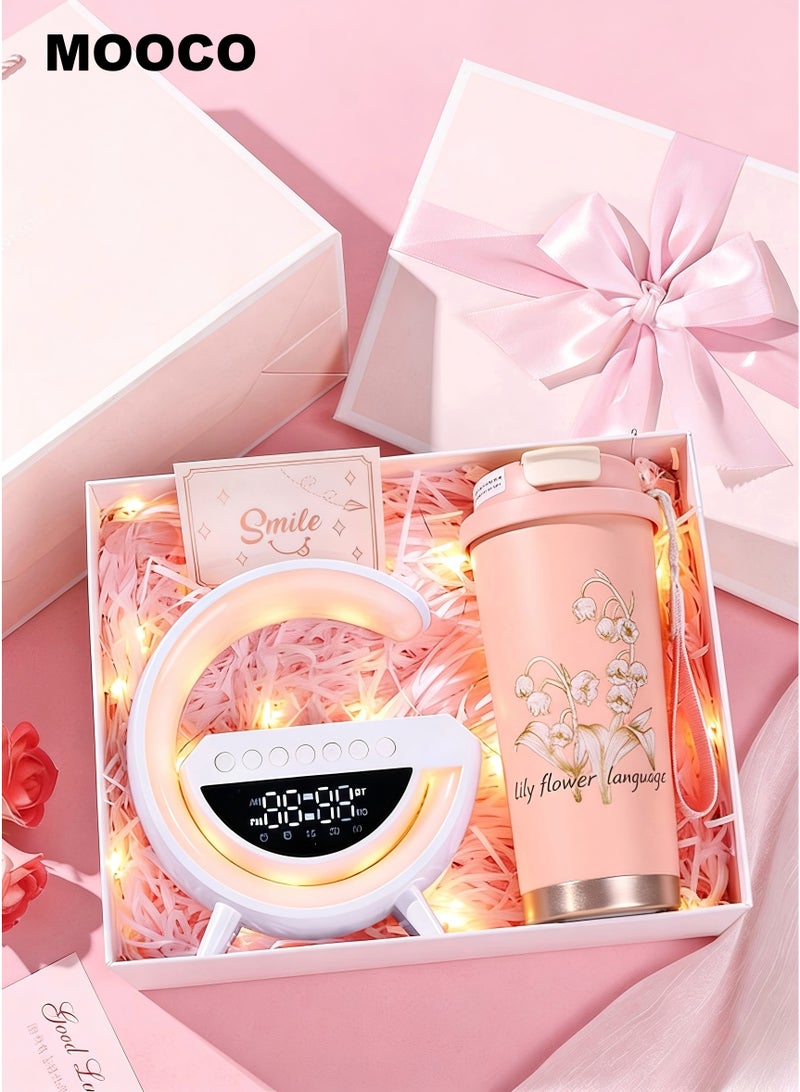 موكو مجموعة هدايا فاخرة للسيدات تحتوي على مصباح ليلي مع مكبر صوت (وظائف متكاملة تشمل الشحن اللاسلكي للهواتف، الإضاءة المحيطة، منبه الساعة، وساعة)، كوب قهوة (500 مل)، علب هدايا عيد الميلاد للفتيات، مجموعة هدايا رمضان للأسرة، مجموعة هدايا عيد الميلاد لها، سلة هدايا للاحتفال بالذكرى السنوية للأسرة، عيد الحب، عيد الأم، الذكرى السنوية للأسرة، عيد الشكر، عيد الميلاد، اهتمام زملاء العمل، مجموعة هدايا الاهتمام المؤسسي، هدية التخرج، هدية بداية المدرسة، هدية مهرجان رمضان، لأفراد عائلتك المقربين، الأم، الزوجة، الابنة، الأخت، الشريك، الزميل، المعلم، الزميل في الصف - Image 1