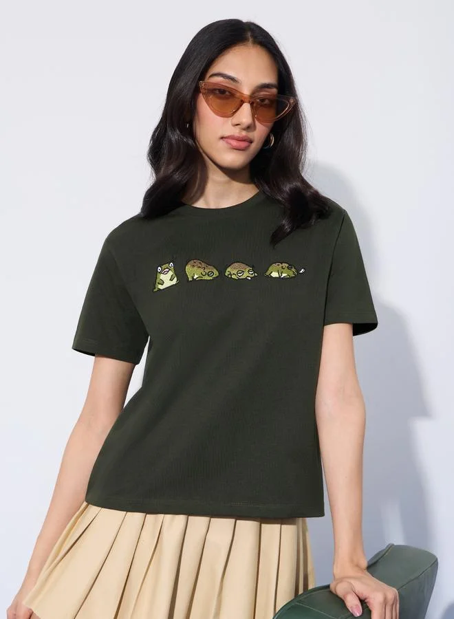 ذا سوليد ستور تيشيرت قطن مطرز بقصة مربعة