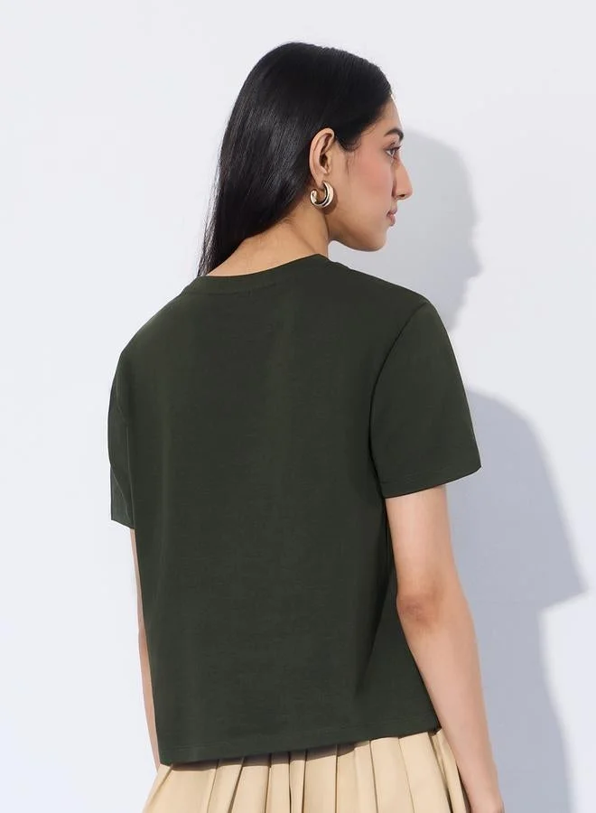 ذا سوليد ستور تيشيرت قطن مطرز بقصة مربعة