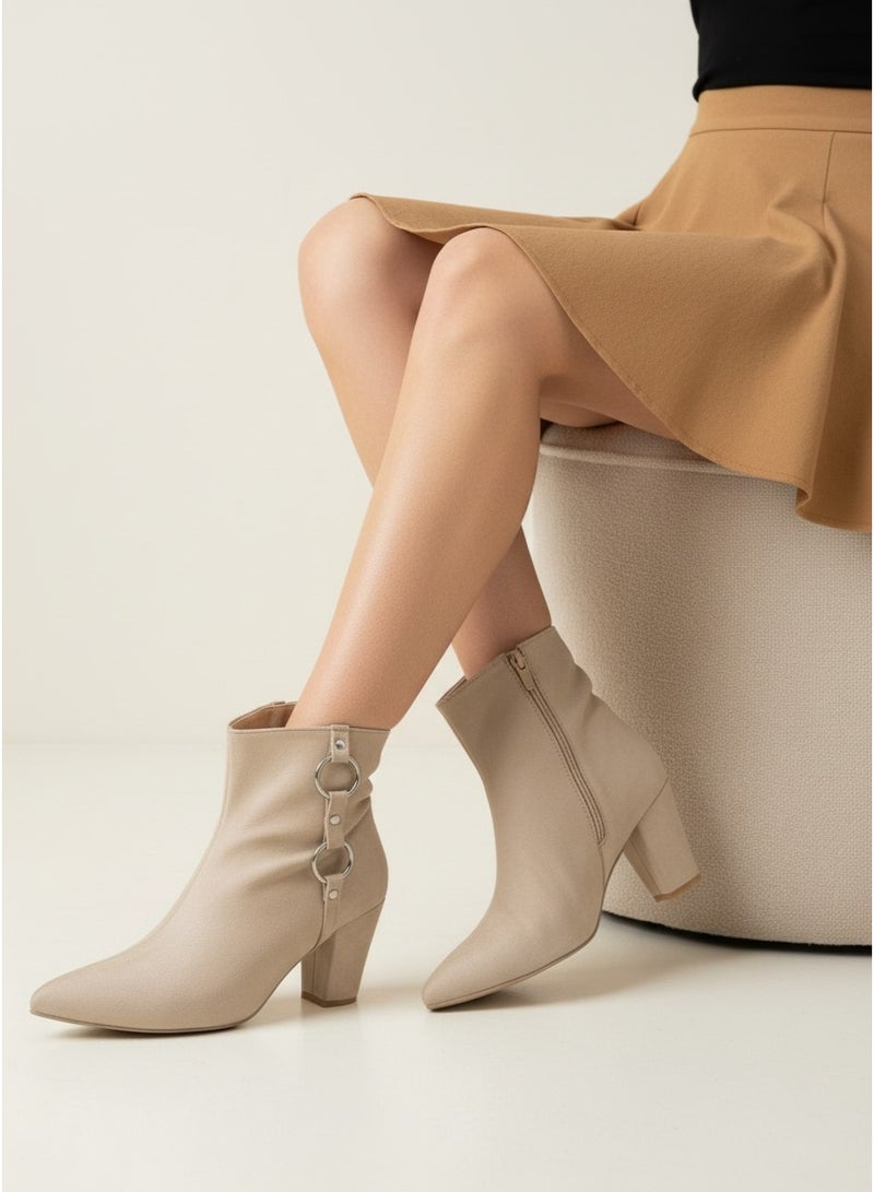 Vbranda Elegant ankle boots with metallic ring details - Image 1