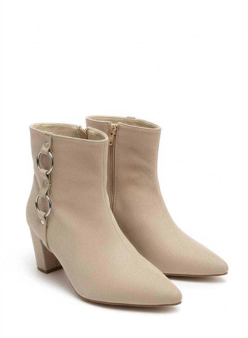 Vbranda Elegant ankle boots with metallic ring details - Image 3