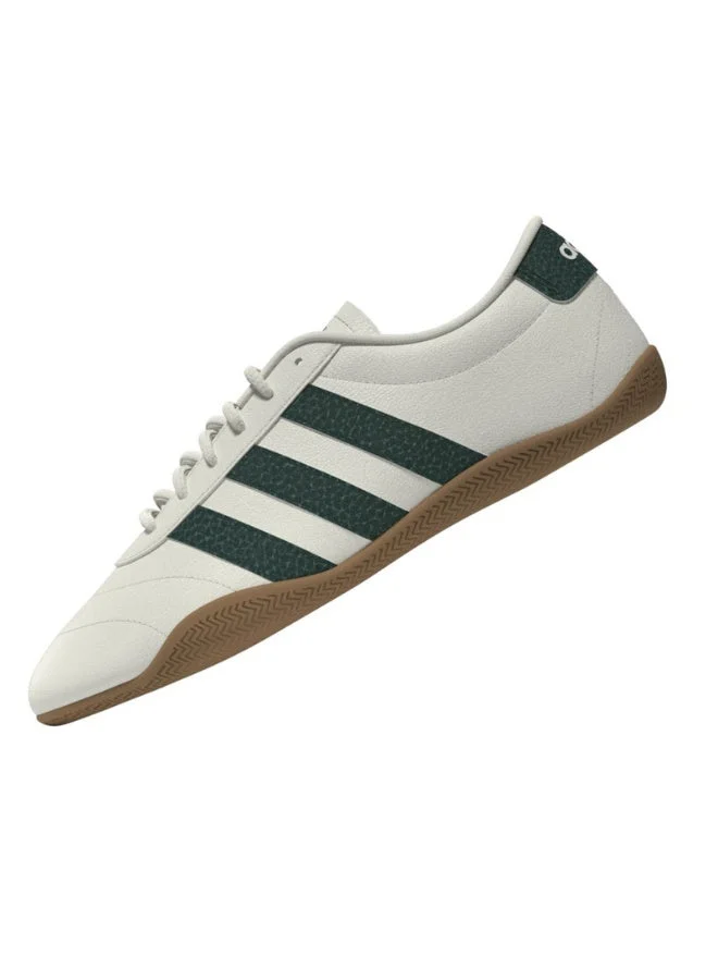 adidas أحذية رياضية نسائية بيضاء كورت لو جراند