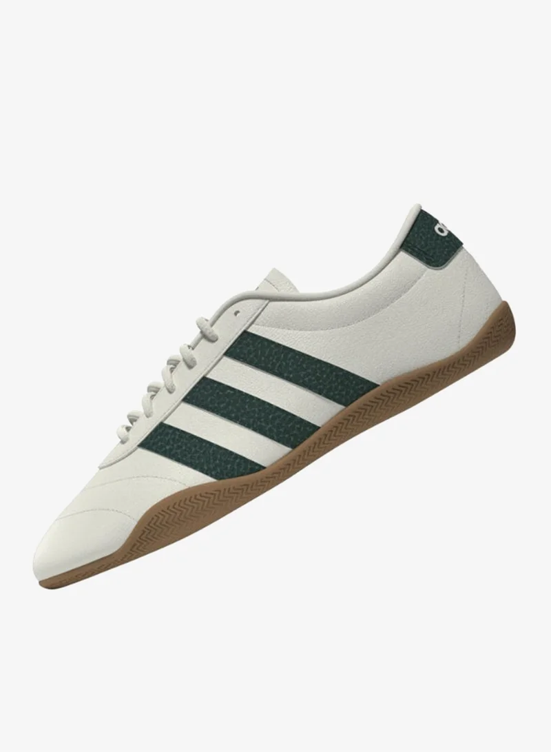 adidas أحذية رياضية نسائية بيضاء كورت لو جراند