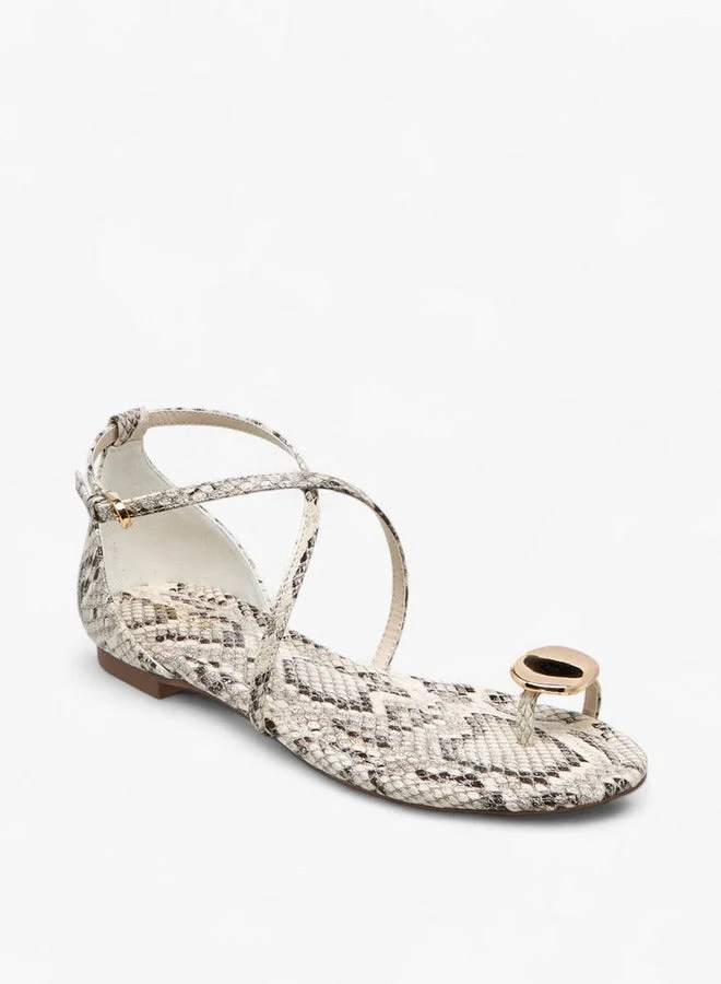 سيليست صنادل نسائية مطبوعة بأشرطة متقاطعة وإبزيم