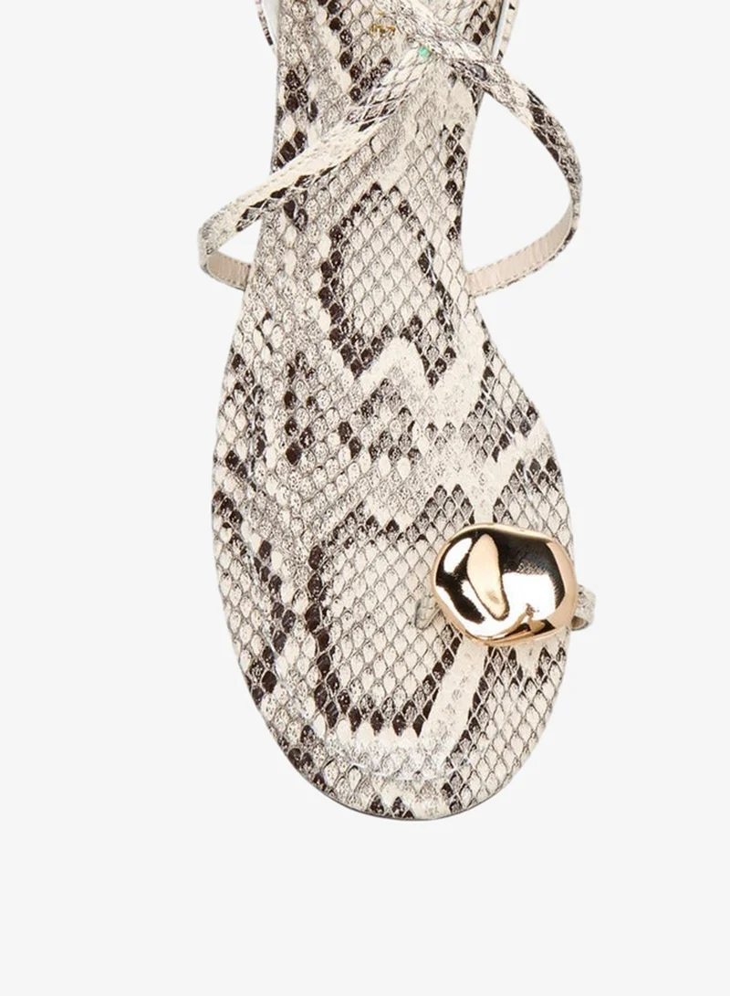 سيليست صنادل نسائية مطبوعة بأشرطة متقاطعة وإبزيم