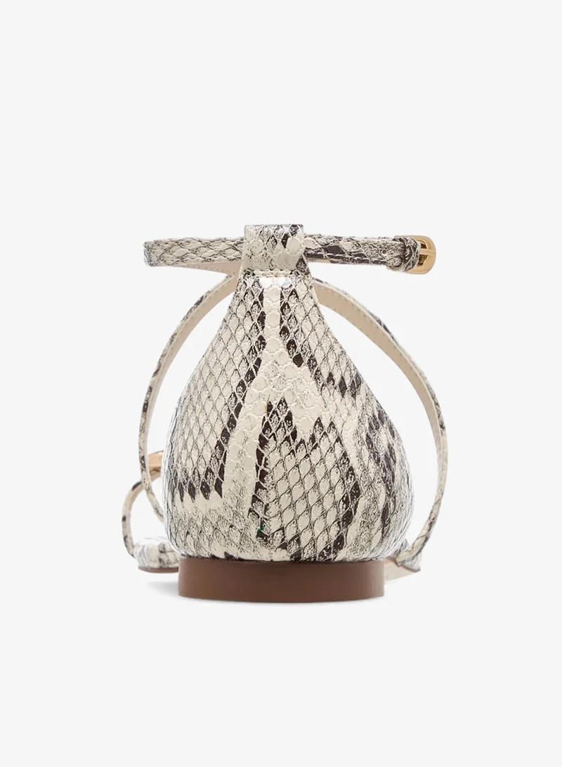 سيليست صنادل نسائية مطبوعة بأشرطة متقاطعة وإبزيم